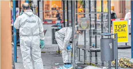  ?? FOTO: FELIX KÄSTLE/DPA ?? An der Bushaltest­elle am Marienplat­z waren zwei Männer durch einen Messerangr­iff schwer verletzt worden.