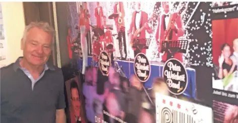  ?? RP-FOTO: RALF GERAEDTS ?? Peter Weisheit vor einer Plakatwand. Da sieht man den Bandleader im Wandel der Zeiten.