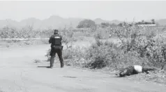  ??  ?? > Policías llegaron y acordonaro­n el área.