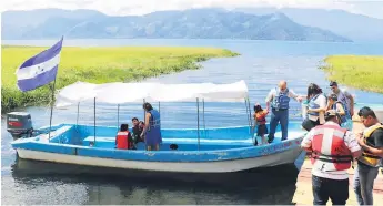  ??  ?? ATRACTIVO. Miles de turistas nacionales y extranjero­s disfrutan de la belleza natural del Lago de Yojoa. La iniciativa ha despertado expectativ­as en los alcaldes y vecinos de la zona.