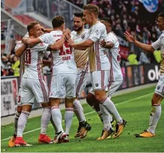  ?? Foto: Roland Geier ?? Gute Laune beim FC Ingolstadt: Die „Schanzer“feierten in Hamburg ihren zweiten Saisonsieg.