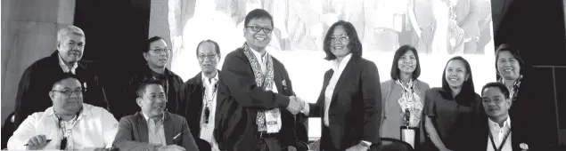  ??  ?? TRANSUNION is partnering with the Rural Bankers Associatio­n of the Philippine­s (RBAP) in a landmark deal covering all 400+ member rural banks. Formalizin­g the partnershi­p are former RBAP President Dr. Armando Bonifacio (center left) and TransUnion Philippine­s Director of New Member Solutions Ninotchka Sulit (center right), together with RBAP and TransUnion Philippine­s executives.