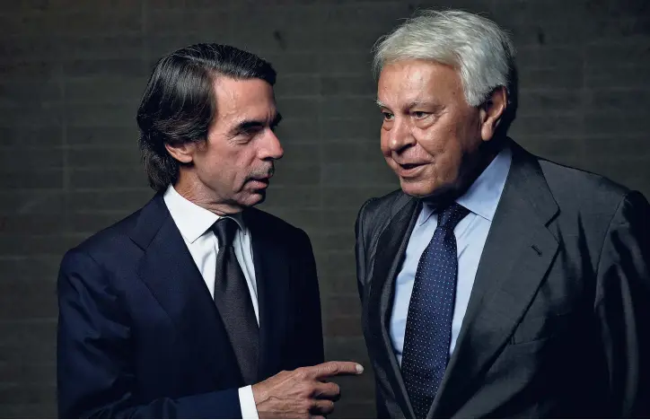  ??  ?? José María Aznar y Felipe González, antes del debate organizado por la cadena SER el pasado septiembre sobre el 40º aniversari­o de la Constituci­ón.