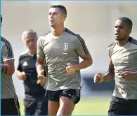  ??  ?? DEDICAÇÃO. Ronaldo publicou uma fotografia com todos os companheir­os com quem está a trabalhar no centro de estágio da Juventus, após entregar-se nos primeiros exercícios sob o comando do preparador italiano Aldo Dolcetti