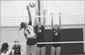  ?? Alex Eller ?? Brea Branic of Sandhills-Thedford looks to spike the ball over the outstretch­ed hands of Arcadia-Loup City’s Danica Heil and Halie Kaslon. The Rebels ended up beating the Knights 2-1 Sept.26.