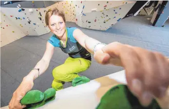  ?? FOTO: BENEDIKT SIEGERT ?? DAV Kletterzen­trum: Die 20-Jährige Anna Natterer testet die neue Boulderhal­le.