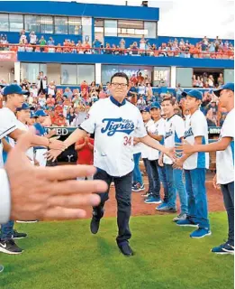  ?? CORTESÍA LMB ?? Fernando Valenzuela, en Quintana Roo, el día que recibió el homenaje de parte de la Liga Mexicana de Beisbol.