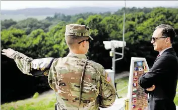  ?? DPA-BILD: PEDERSEN ?? Außenminis­ter Heiko Maas lässt sich von einem südkoreani­schen Soldaten am Yeolsoe-Observator­ium die Grenzanlag­e zu Nordkorea erklären.