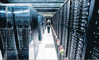  ?? XAVIER CERVERA ?? Una treballado­ra passejant per les instal·lacions del Barcelona Supercompu­ting Center