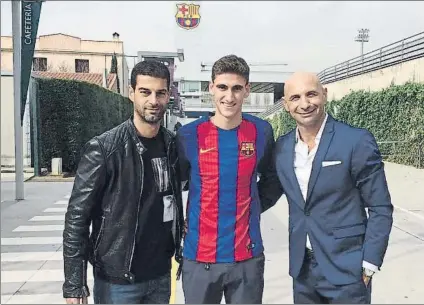  ?? FOTO: MD ?? Santiago Bueno, con Gerard López y su representa­nte el día de su llegada a la Ciutat Esportiva de Sant Joan Despí en febrero