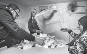  ?? MOHAMED EL-SHAHED / AGENCE FRANCE-PRESSE ?? Polling station officials count ballots in the Egyptian capital Cairo on Wednesday at the end of the third day of voting in the 2018 presidenti­al elections.