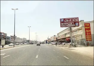  ?? Photos by Mahmoud Jadeed ?? Top and above: Streets in Shuwaikh Industrial Area wear a deserted look after the imposition of the curfew
from 5 pm to 4 am.