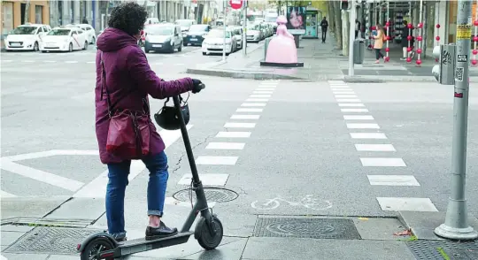  ?? EFE ?? La difícil convivenci­a entre peatones y patinetes eléctricos se saldó con más de 8.000 multas el año pasado en Barcelona