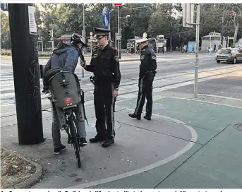  ??  ?? Am Donnerstag wurden die Radfahrer in Wien kontrollie­rt, sie mussten auch Alkovortes­ts machen