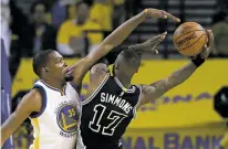  ?? MARCIO JOSE SANCHEZ/THE ASSOCIATED PRESS ?? The Spurs’ Jonathon Simmons drives to the basket Tuesday as Warriors forward Kevin Durant defends during Game 2 of the Western Conference Finals in Oakland, Calif. Golden State won, 136-100.