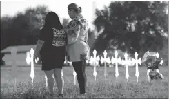  ??  ?? TEXAS. Familiares de las víctimas en la zona de la iglesia de Sutherland Springs.