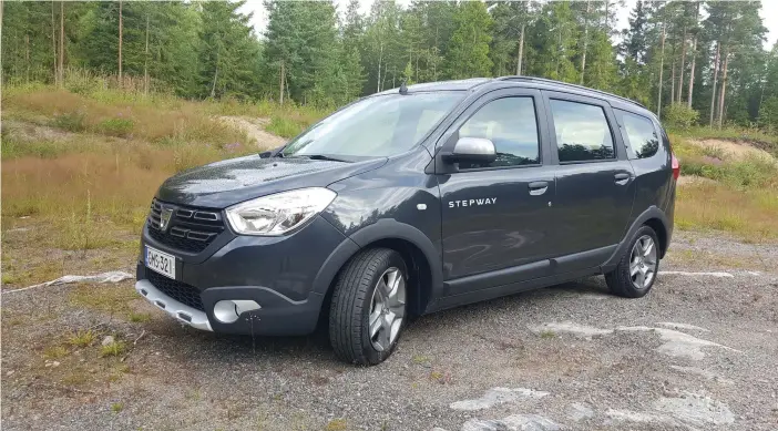  ??  ?? SLÄKTBILEN. Sju vuxna sitter bekvämt i Dacia Lodgy Stepway. Men de ska inte ha mer än 200 liter bagage.