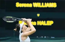  ?? GLYN KIRK / AFP ?? Simona Halep celebrando su victoria sobre Serena Williams, ayer