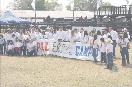  ??  ?? Jóvenes de la Asociación Rural del Paraguay (ARP) de Concepción exhiben un pasacalles con la inscripció­n: “Paz en el campo”, en el predio de la Expo Norte.