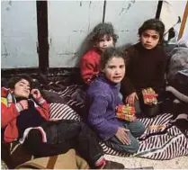  ?? [ FOTO AFP ] ?? Kanak-kanak Syria menangis di hospital Douma susulan serangan di perkampung­an mereka di Timur Ghouta, kelmarin.