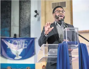  ?? JOSE A. IGLESIAS jiglesias@elnuevoher­ald.com ?? Pastor Alfonso Jackson Jr. of New Shiloh Missionary Baptist Church talks about the importance of Black History month to the congregati­on during a service on Tuesday.