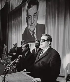  ??  ?? Pendant la présidenti­elle de 1965, Le Pen dirige les comités Tixier-Vignancour (que l’on voit sur l’affiche).