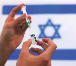  ?? AP ?? Un paramédico militar israelí prepara una dosis de Pfizer en Ashdod, al sureste del país
