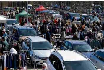  ?? FOTO: BECKERBRED­EL ?? Gemächlich schoben sich die Besucher an den rund 140 Flohmarkts­tänden vorbei.