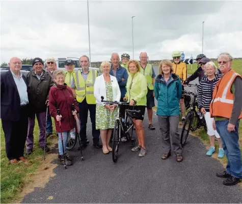  ??  ?? ● Siân Gwenllian AM and Hywel Williams MP meeting with cyclists and walkers at the Llanwnda roundabout concerned about the proposed toucan crossing when the new Caernarfon to Bontnewydd bypass has been built