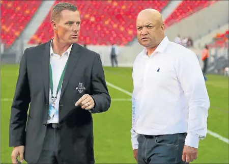  ?? Picture GALLO IMAGES ?? BRAINS TRUST: It is expected that Deon Davids, right, will be announced as the Southern Kings Pro14 coach soon. Here he is in discussion­s with Kings chief operating officer Charl Crous