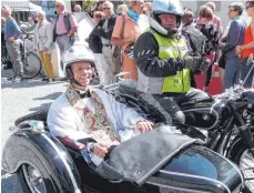  ?? FOTO: VERA STILLER ?? Pfarrer Claus Blessing führte den Zug der Motorradfa­hrer in dem Beiwagen von Waldi Glatz an.