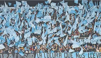 ?? ?? CELESTE A FULL. Otra vez, Belgrano jugó a cancha llena y el despliegue de banderas fue conmovedor en todo el estadio.