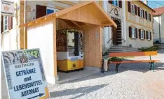  ?? Foto: Felicitas Macketanz ?? In Oberroth weist ein Schild auf den Lebensmitt­el und Getränkeau­tomaten bei der Brauerei Reitinger hin.