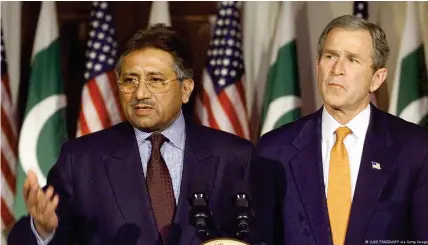  ?? ?? Unfreiwill­iger Anti-Terror-Kämpfer: Musharraf im Februar 2002 zu Gast beim damaligen US-Präsidente­n George W. Bush