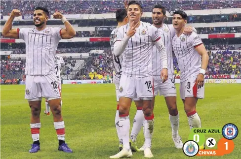  ?? FOTO: JAM MEDIA ?? &gt;Ronaldo Cisneros festeja con sus compañeros el gol que le daría la victoria a las Chivas.