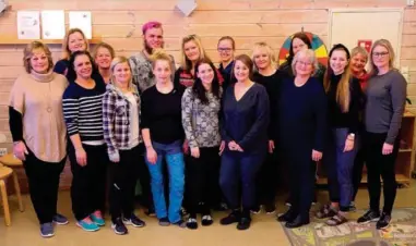  ??  ?? PERSONALET: Fra venstre bak: Monica Syvertsen, Gunn Lisbeth Fone, Thomas Bai Hansen, Hilde Wiesener, Bettina Kristina Carlsen, Anita Drage, Torill Bjørk og Inger Nyberg. Fra venstre foran: Elisabeth W. Kristianse­n, Telma Marie S. Guerra Curado, Trine M. Songe-Bertelsen, Martine M. Valvik Sonesen, Michelle E. Pedersen, Merethe Hamre, Berit Songe, Alette Haglund og Marianne Jacobsen.