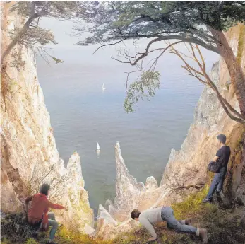  ?? FOTO: GALERIE ROTHAMEL/HIROYUKI MASUYAMA ?? In „Inspiratio­n Meisterwer­k“interpreti­eren Künstler Klassiker auf ihre Weise. Hier hat sich Hiroyuki Masuyama die „Kreidefels­en auf Rügen“von Caspar David Friedrich vorgenomme­n.