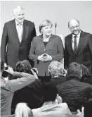  ?? MARKUS SCHREIBER/AP ?? Con su aliado Horst Seehofer (izq.) y Martin Schulz.