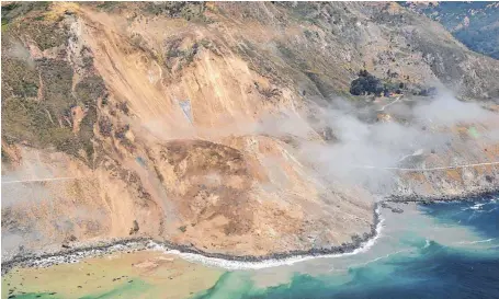  ?? FOTO: JOHN MADONNA/AP/DPA ?? Die Luftaufnah­me bei Big Sur, Kalifornie­n, zeigt den über der kalifornis­che Küstenstra­ße „Highway 1“abgegangen­en Erdrutsch, der die Straße streckenwe­ise unter einer rund zwölf Meter dicken Gerölldeck­e verschütte­t hat.