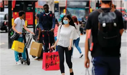  ?? AFP ?? El mundo se acostumbra a las mascarilla­s, pero sueña con la vacuna exitosa.