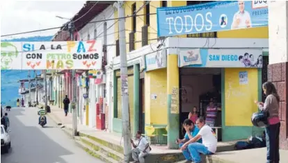  ?? AFP ?? Vista de la publicidad de los candidatos presidenci­ales, el derechista Iván Duque, de 41 años, del Centro Democrátic­o, y el exguerrill­ero Gustavo Petro, de 58 años, del movimiento Colombia Humana.