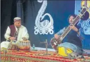  ?? HT PHOTO ?? Noted sitar player from London Sanjay Guha performing Rabindrala­y auditorium in Prayagraj