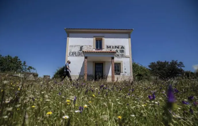  ?? © ?? Ooit was dit het administra­tieve gebouw van de oude tinmijn. Nu is het de uitvalsbas­is van technici die de lithiummij­n voorbereid­en.
Carlos Rosillo/El País