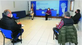  ?? BRÁGIMO/ICAL ?? Ángeles Armisén junto con los representa­ntes de las OPAS palentinas