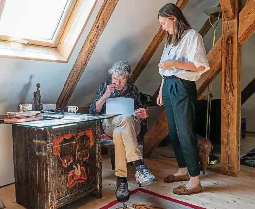  ?? Foto: Christophe Olinger ?? Ein Jahr nach dem Jawort: Der Autor dieses Artikels besuchte Reinhold Messner und seine Frau Diane Schumacher, die aus Luxemburg stammt, kürzlich für eine Reportage des Magazins „Télécran“auf Schloss Juval in Südtirol.