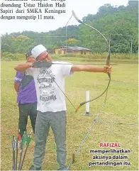  ??  ?? RAFIZAL memperliha­tkan aksinya dalam pertanding­an itu.