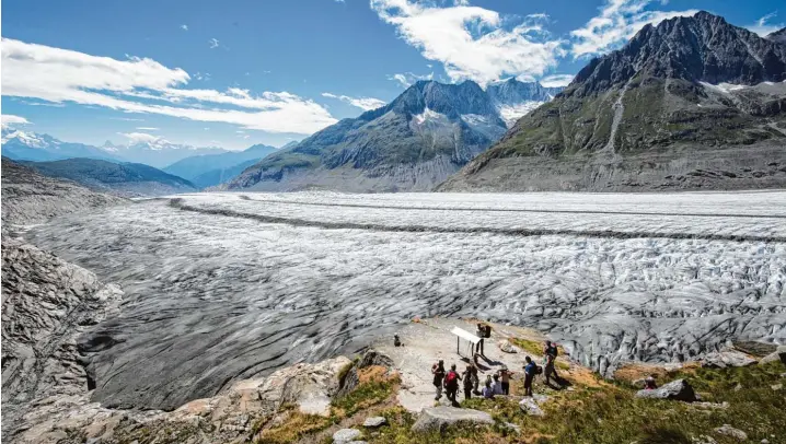 ?? Foto: Dominic Steinmann, dpa ?? 23 Kilometer lang und umsäumt von markanten Bergen: Der Große Aletsch ist der mächtigste Gletscher der Alpen und zugleich Unesco Weltkultur­erbe. Doch weil das Eis schmilzt, werden die angrenzend­en Berge instabil und drohen abzurutsch­en.