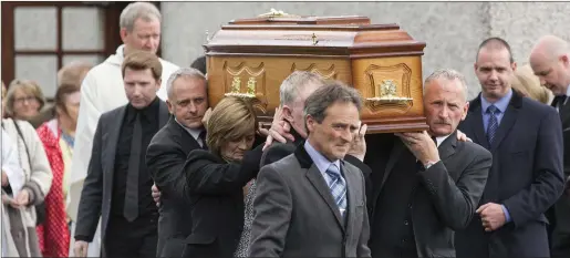  ?? Pic: ?? Seamus Finn’s remains being carried from the Church as journalist­s past and present formed a Guard of Honour outside St Joseph’s Church. Hackett. Donal