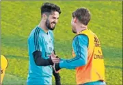  ??  ?? COMPLICIDA­D. Isco saluda a Ramos.