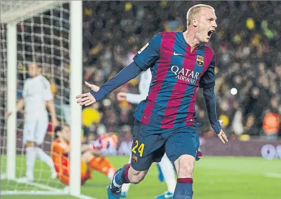  ?? FOTO: PÈRE PUNTÍ ?? El gran momento de Mathieu en el Barça Marcó un gol de cabeza al Real Madrid en el Clásico liguero del Camp Nou de la temporada 2014-15 que el Barça, luego campeón, ganó 2-1